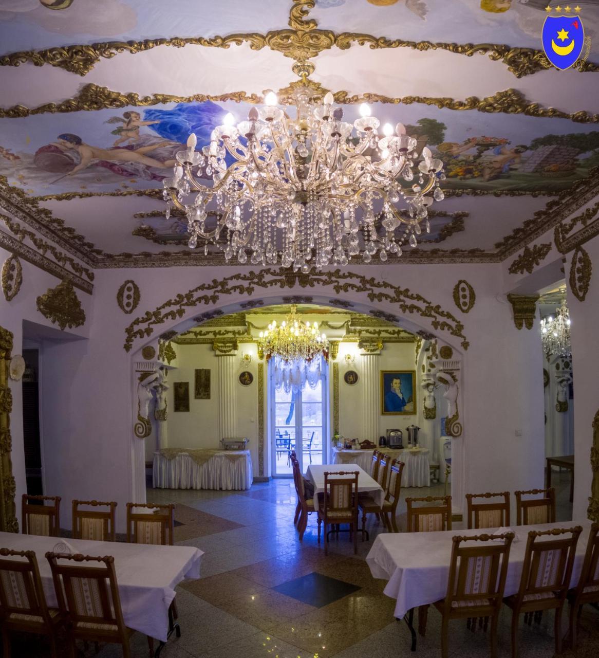 Palac Tarnowskich Ostrowiec Świętokrzyski 외부 사진